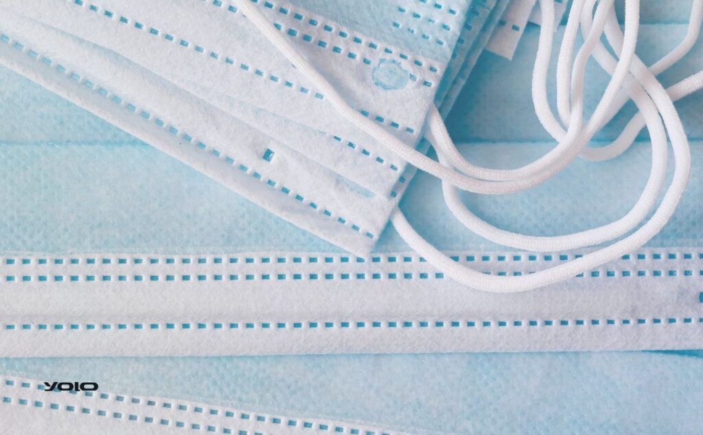 ما هي المعايير واللوائح التنظيمية لإدارة المخاطر في الإمارات (DHA و MOHAP)؟