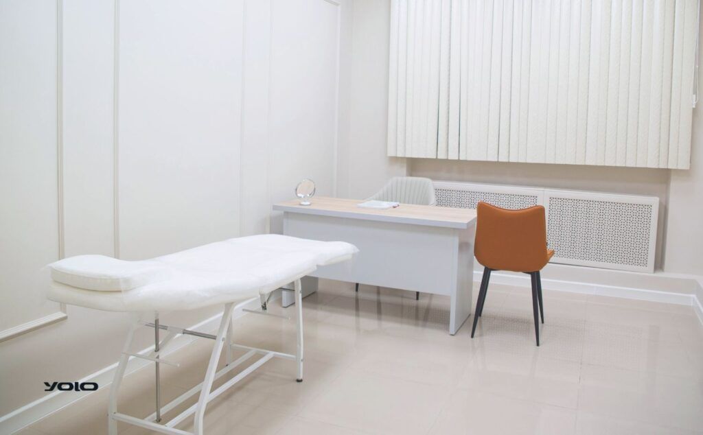 ما هي المكونات الرئيسية عند تحليل تكاليف تشغيل العيادة؟